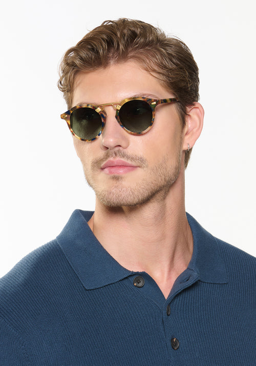 ST. LOUIS | Tuscan Tortoise 18K Polarized Handcrafted, luxury, dark multicolored tortoise acetate round KREWE sunglasses with gold bridge and hardware mens model | Model: Linus