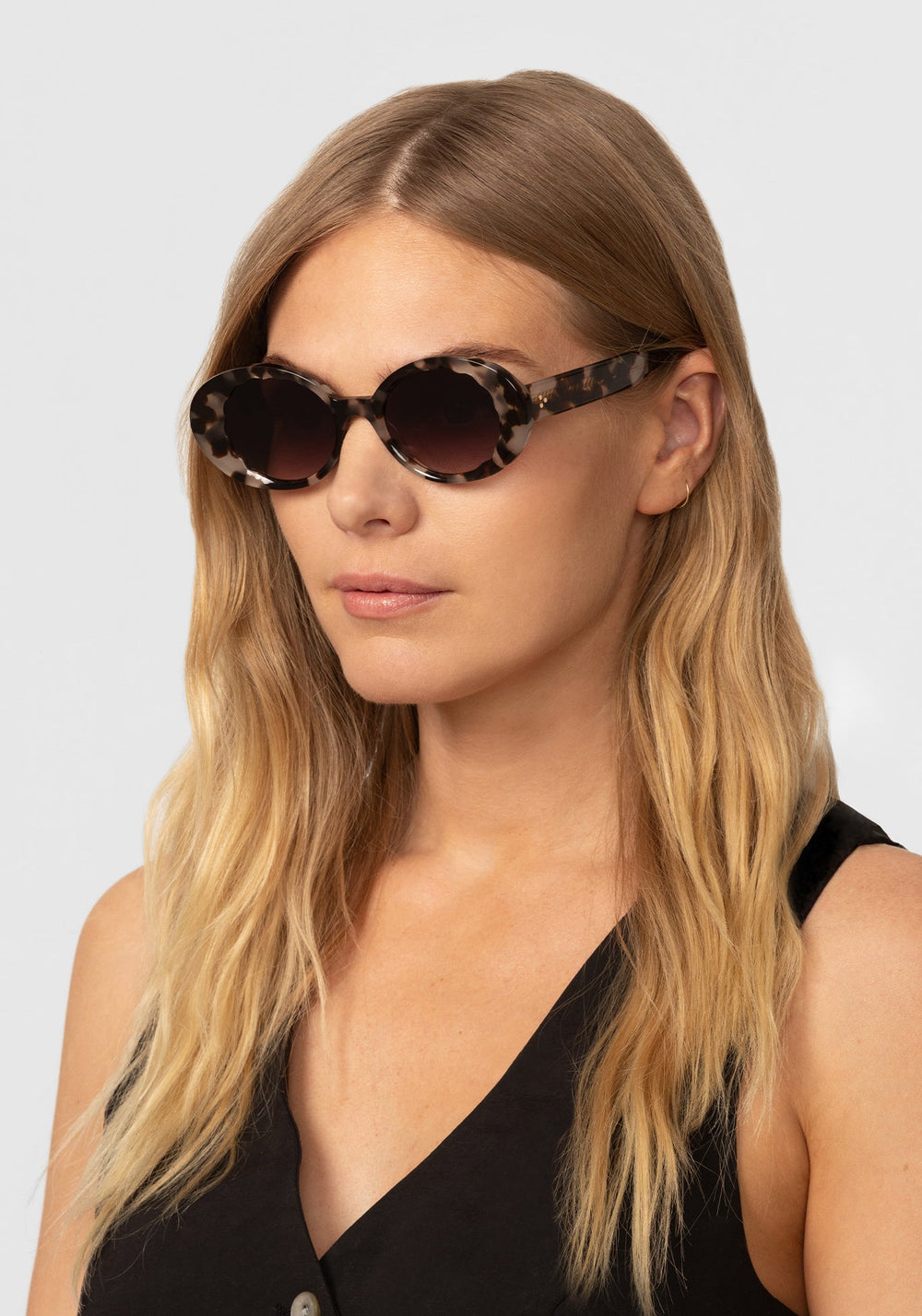 ALIXE | Malt, tortoise acetate KREWE sunglasses womens model | Model: Maritza