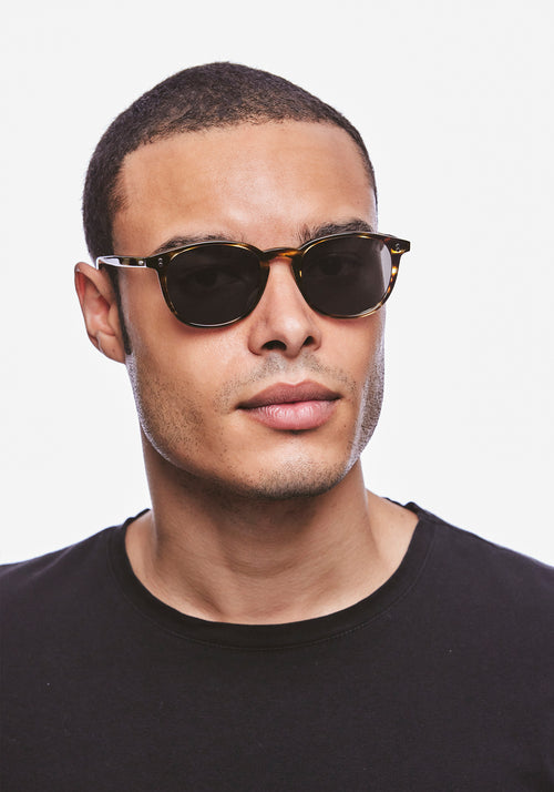 ALVIN | Oak Handcrafted, luxury dark brown and tan tortoise acetate large round wayfarer KREWE sunglasses mens model | Model: Jeffrey