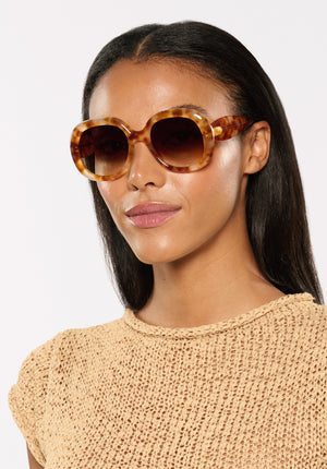 CHLOE | Blonde Amaro Handcrafted, luxury brown tan tortoise acetate round oversized KREWE sunglasses womens model | Model: Sasha