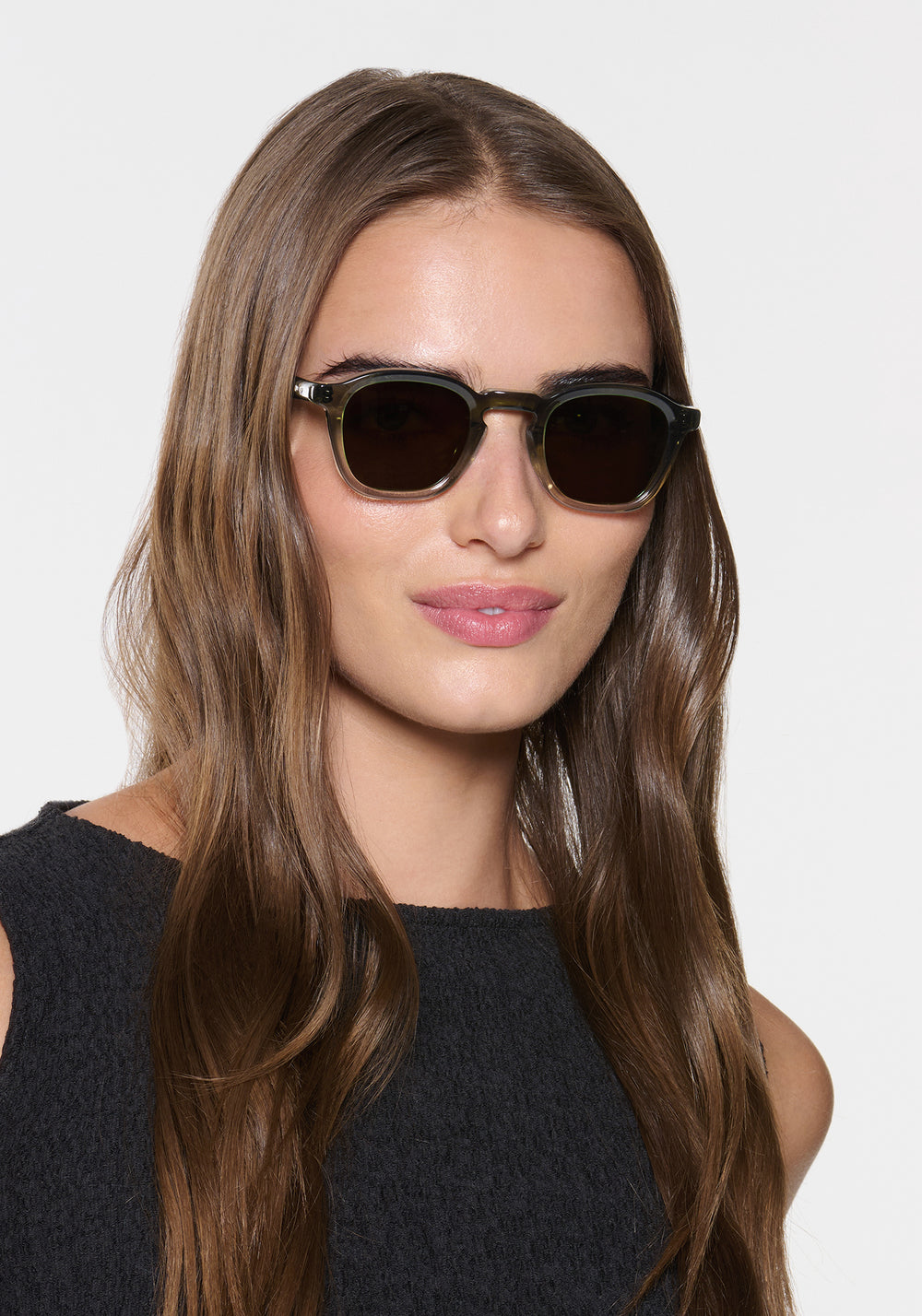 DYLAN | Verde Polarized Handcrafted, luxury green acetate square classic KREWE polarized sunglasses womens model | Model: Sam
