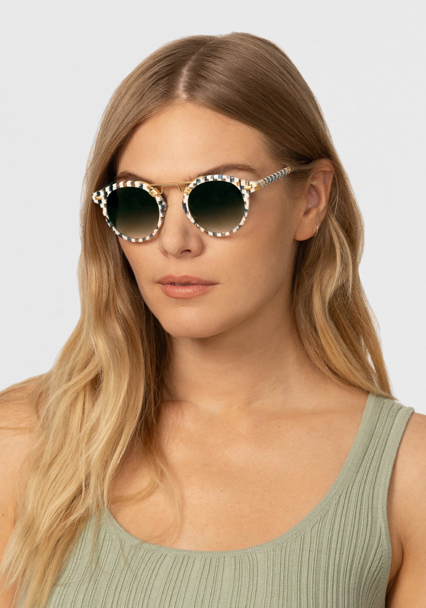KREWE - Designer Round Sunglasses - ST. LOUIS CLASSICS | Pincheck 18K Handcrafted, luxury blue and white checkered acetate round sunglasses with a double metal bridge. A bestseller. Oliver Peoples Sunglasses, Moscot sunglasses womens model | Model: Maritza