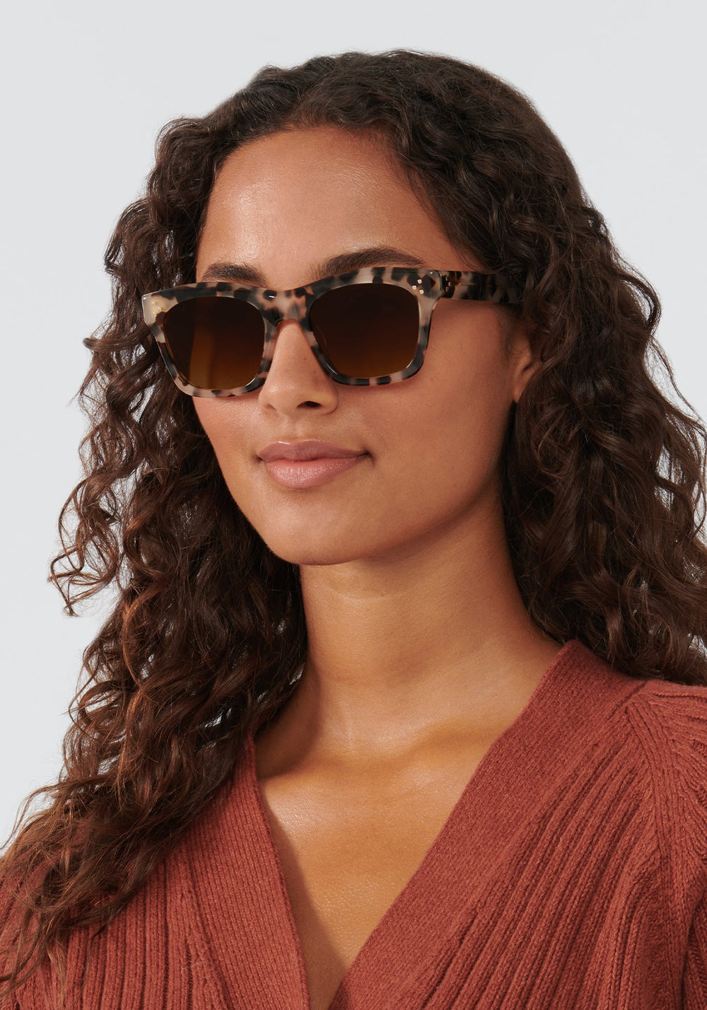 KREWE SUNGLASSES - WILLIAMS | Malt handcrafted, luxury brown tortoise shell acetate wayfarer sunglasses womens model | Model: Meli