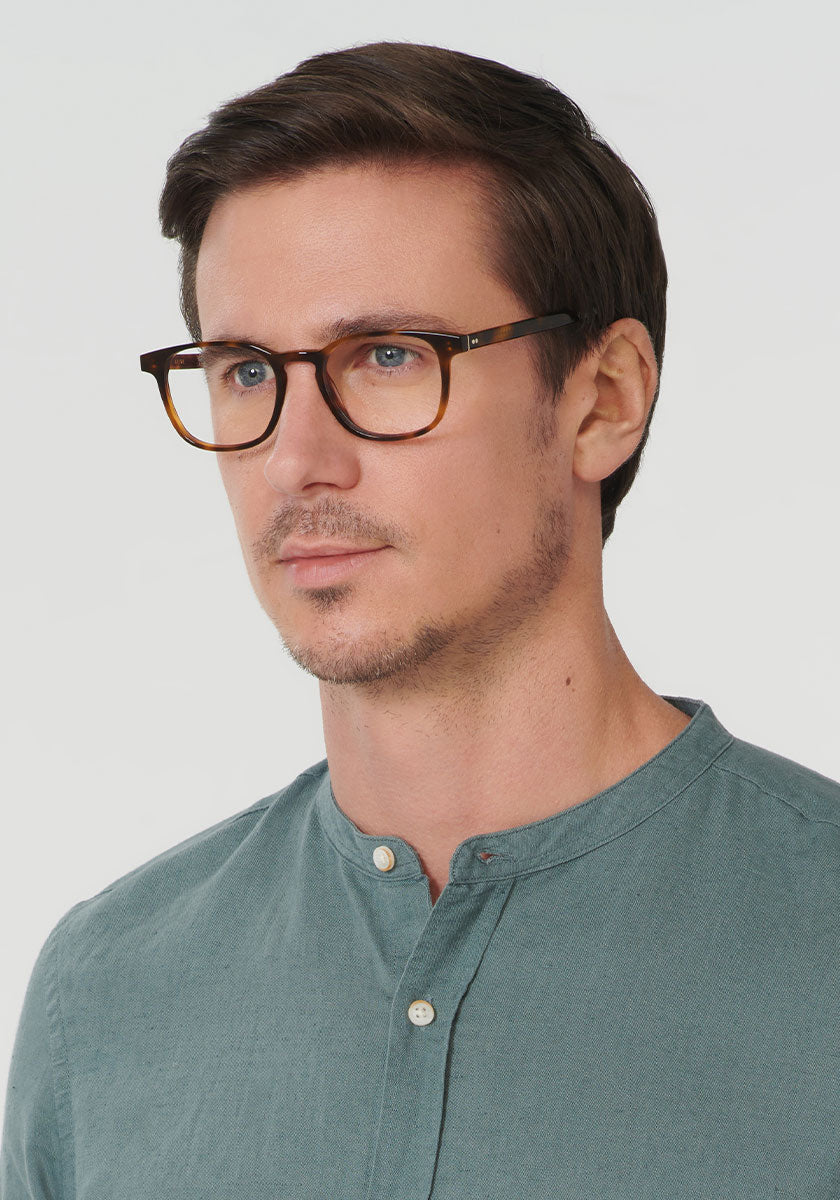 KREWE - JASPER | Maple Handcrafted, luxury brown acetate eyeglasses mens model | Model: Tom