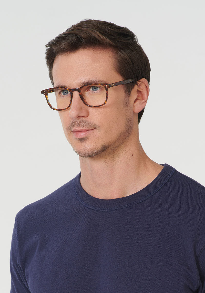 KREWE - STATE II | Heron Handcrafted, brown acetate eyeglasses mens model | Model: Tom